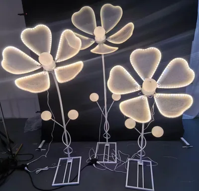 Fleurs lumineuses géantes sur pied