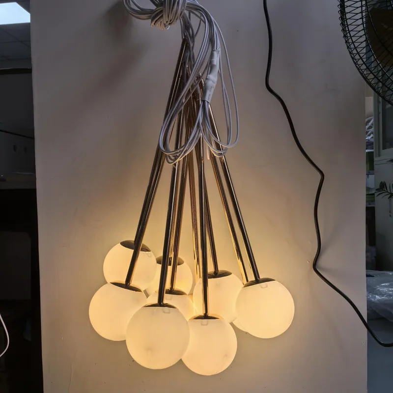 Milky white chandelier with sphere sphere 10 cm* total longueur 48cm, 10 lights